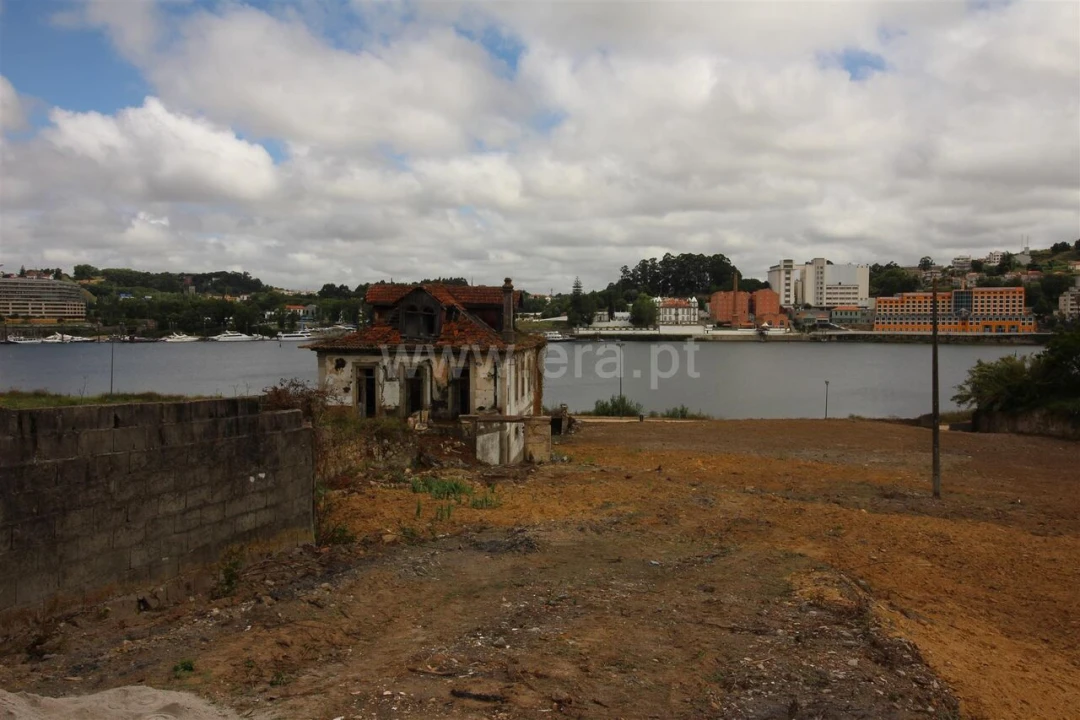 Moradia T0 para Venda em Oliveira do Douro Foto 13