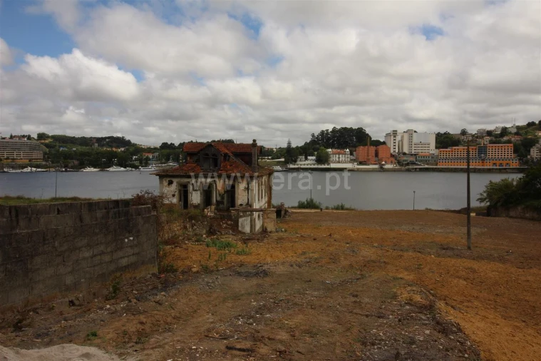 Moradia T0 para Venda em Oliveira do Douro Foto 13