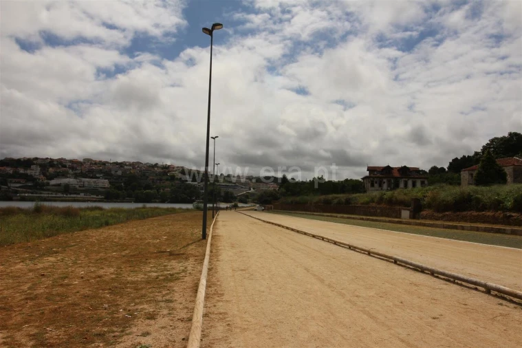 Moradia T0 para Venda em Oliveira do Douro Foto 2