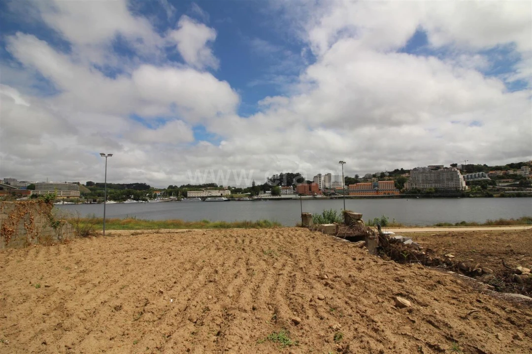 Moradia T0 para Venda em Oliveira do Douro Foto 11