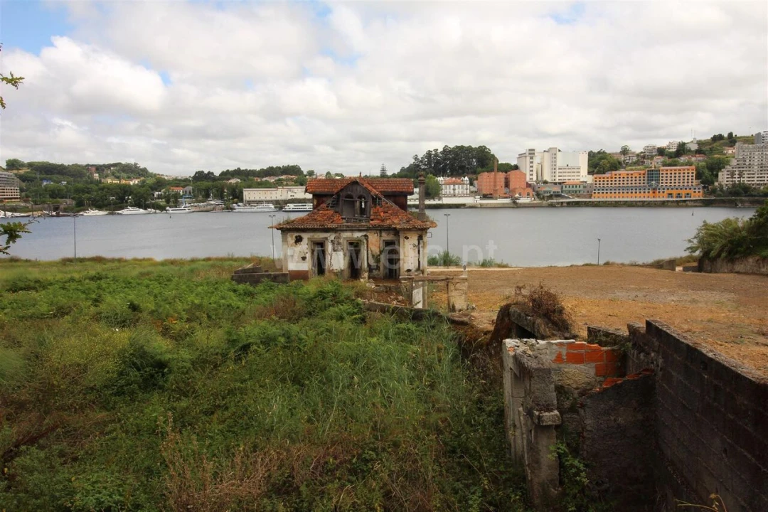 Moradia T0 para Venda em Oliveira do Douro Foto 14