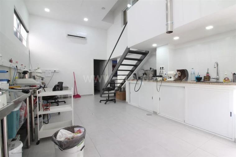 Armazém para Venda em Oliveira do Douro Foto 9