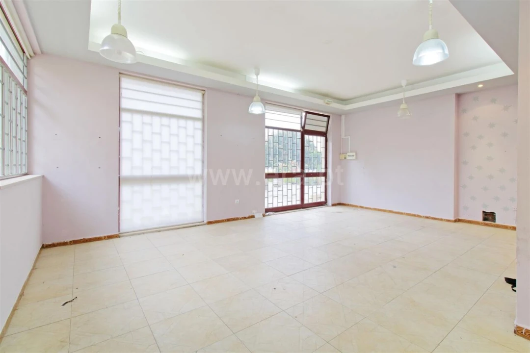 Loja para Venda em Vilar de Andorinho Foto 5