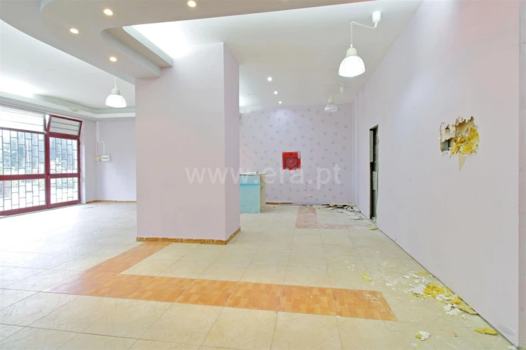 Loja para Venda em Vilar de Andorinho Foto 3