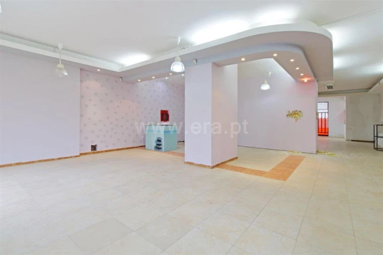 Loja para Venda em Vilar de Andorinho Foto 4