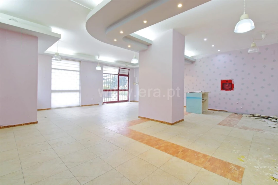 Loja para Venda em Vilar de Andorinho Foto 2