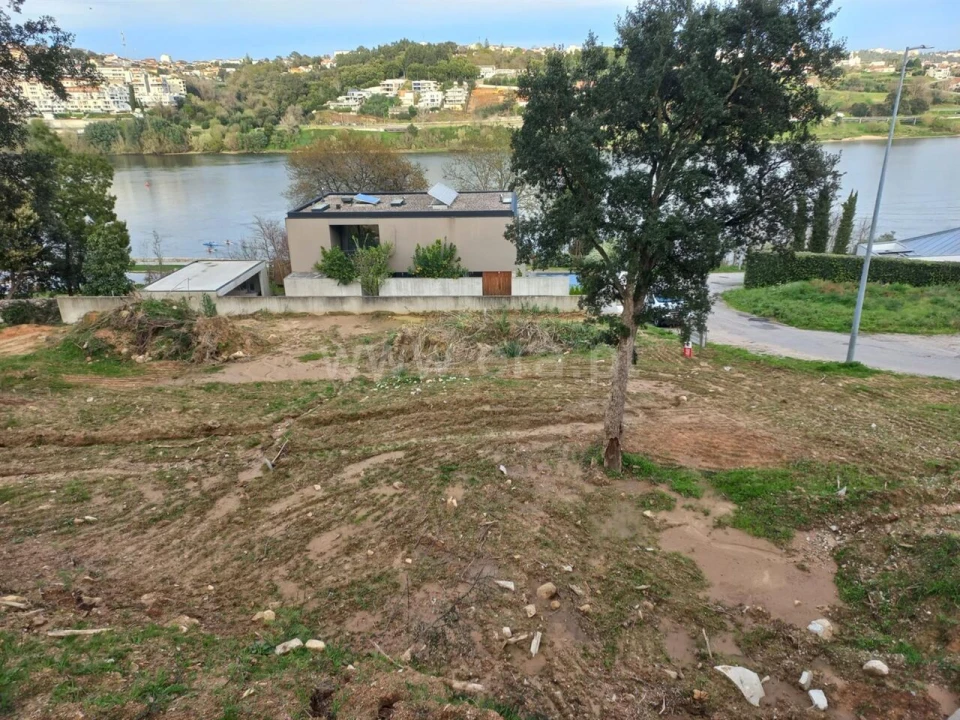 Terreno para Venda em Oliveira do Douro Foto 1