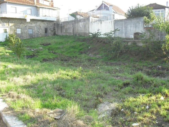 Terreno para Venda em Oliveira do Douro Foto 1