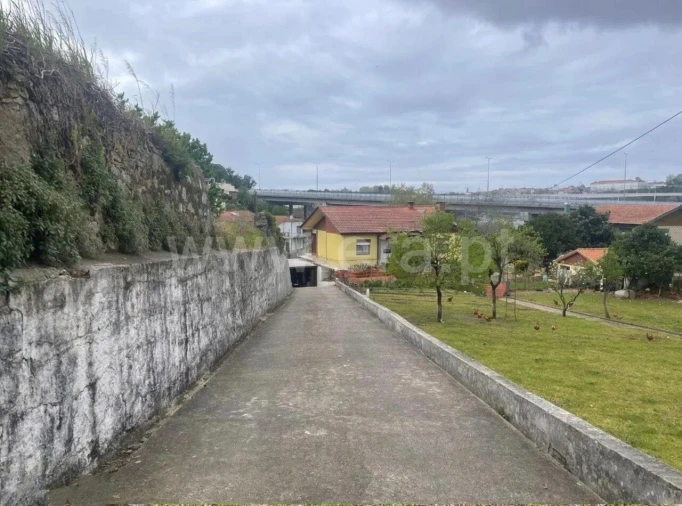 Moradia T3 para Venda em Oliveira do Douro Foto 2