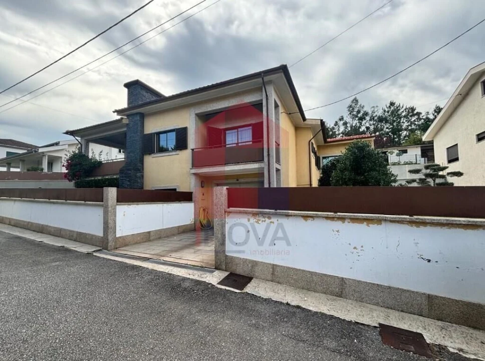 Moradia T3 para Venda em Moure Foto 1