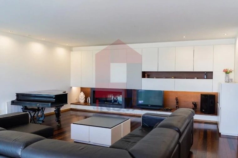 Moradia T4 para Venda em Sabariz Foto 4