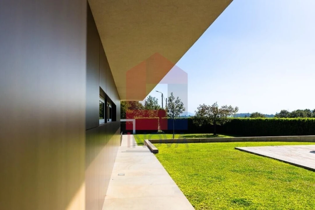 Moradia T4 para Venda em Sabariz Foto 30