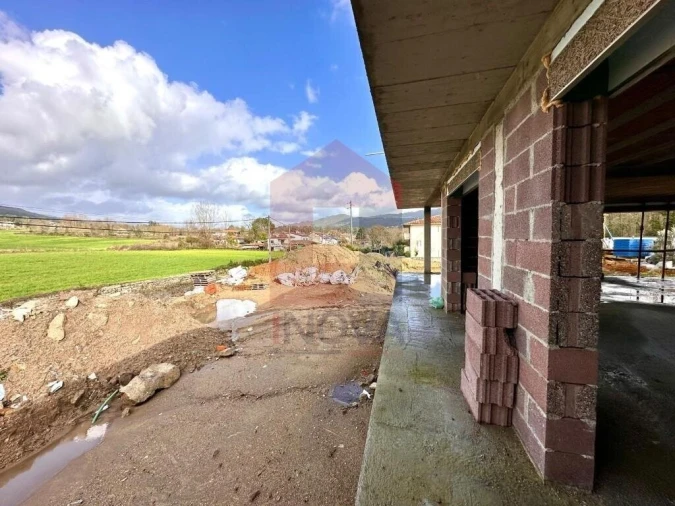 Moradia T3 para Venda em Coucieiro Foto 9