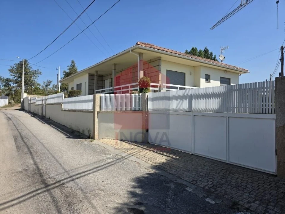 Moradia T4 para Venda em Sabariz Foto 61