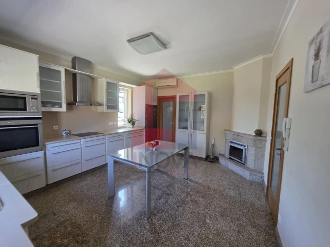 Moradia T4 para Venda em Sabariz Foto 3