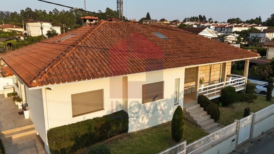 Moradia T4 para Venda em Sabariz Foto 2