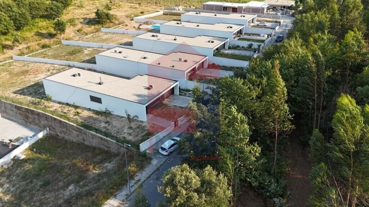 Moradia T3 para Venda em Coucieiro Foto 27