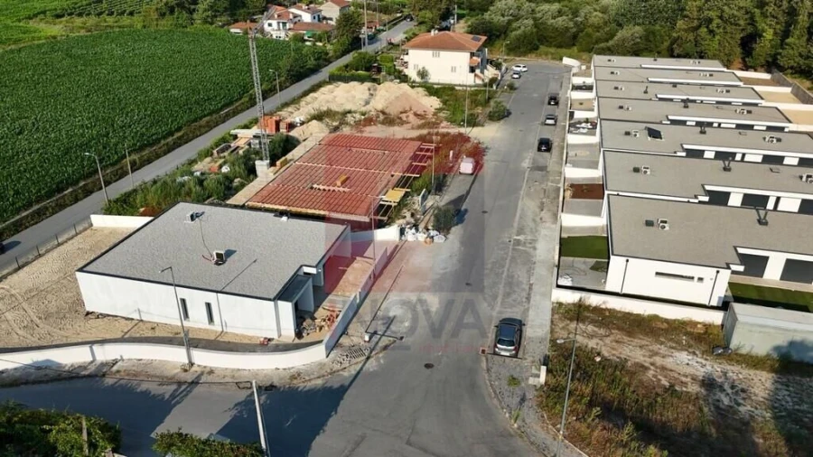 Moradia T3 para Venda em Coucieiro Foto 26