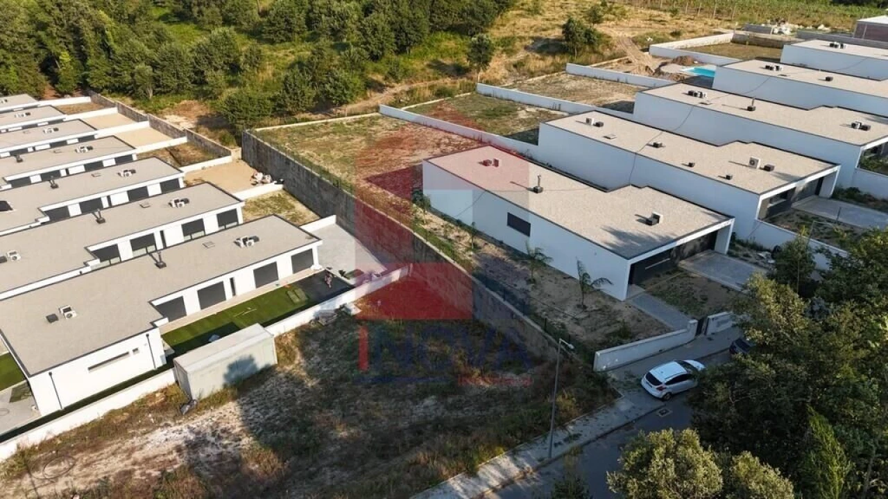 Moradia T3 para Venda em Coucieiro Foto 25