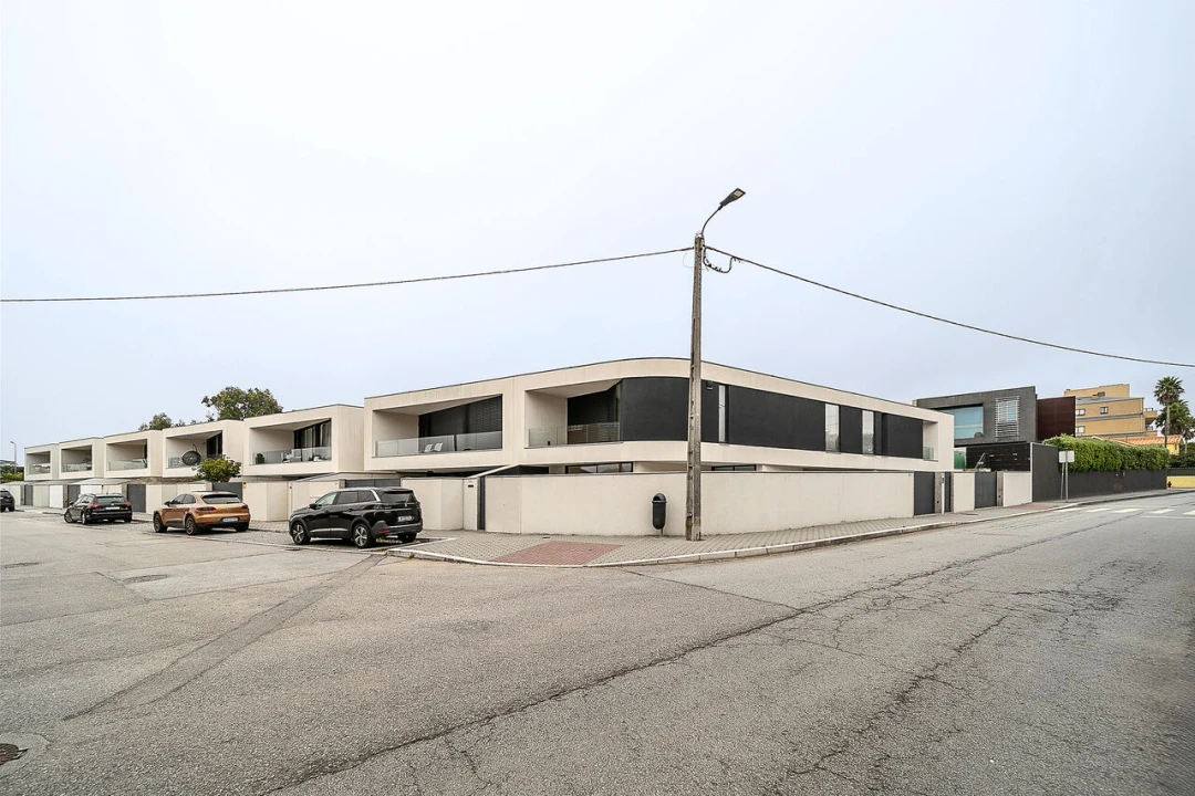 Moradia T4 para Venda em Madalena Foto 1