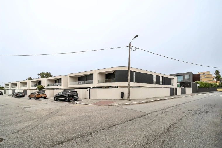 Moradia T4 para Venda em Madalena Foto 1