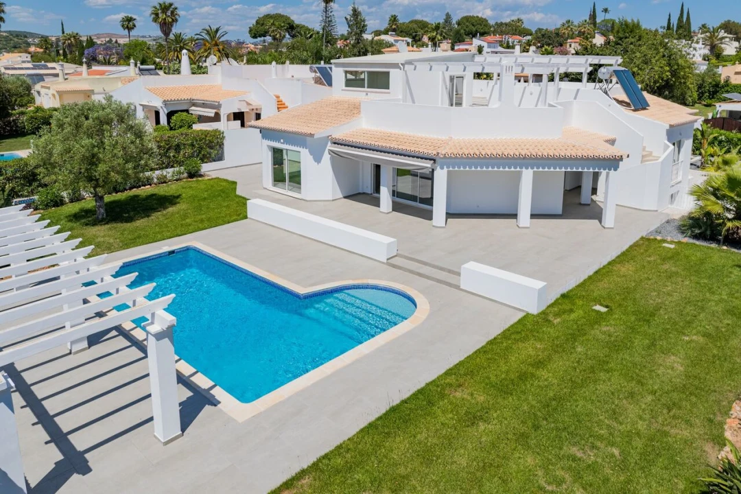 Moradia T4 para Venda em Quarteira Foto 1