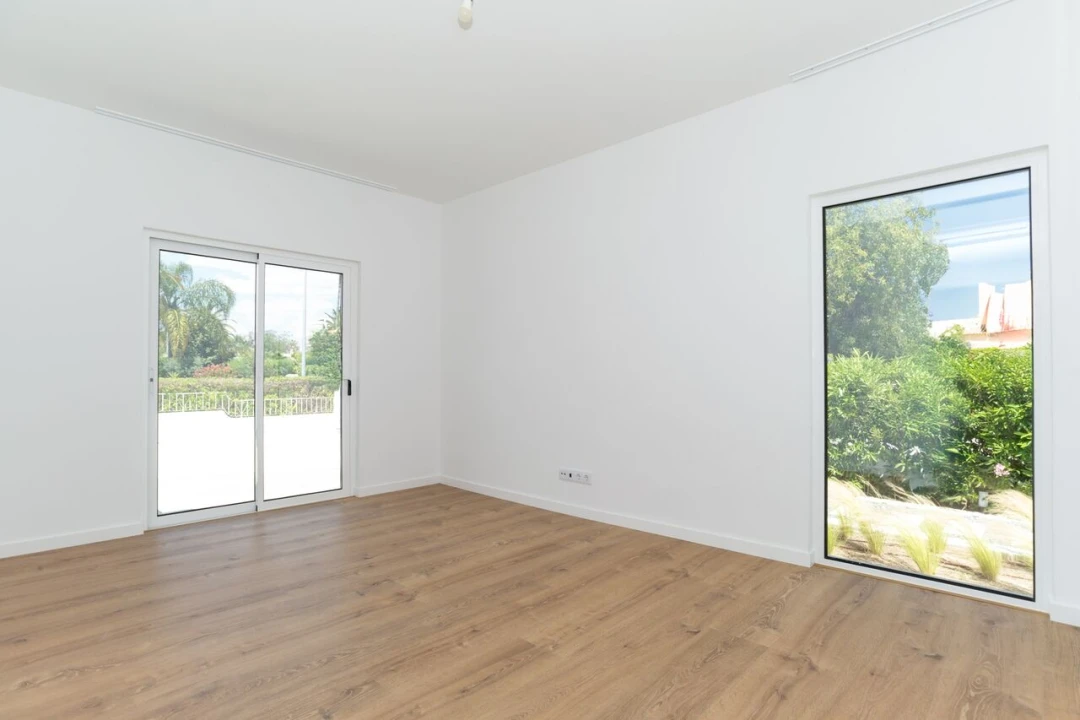 Moradia T4 para Venda em Quarteira Foto 5