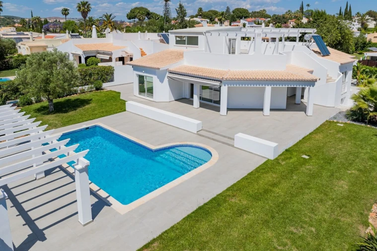 Moradia T4 para Venda em Quarteira