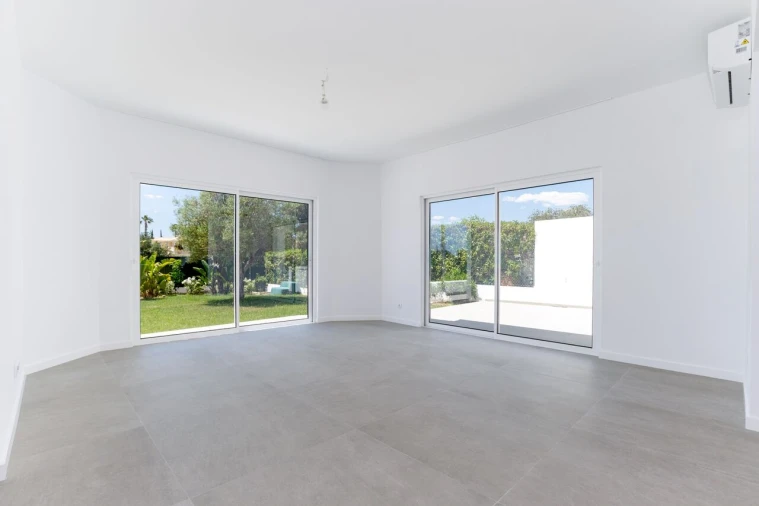 Moradia T4 para Venda em Quarteira Foto 10