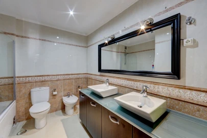 Apartamento T5 para Venda em Carcavelos e Parede