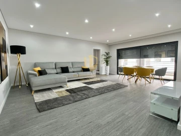 Apartamento T3 para Venda em Quelfes