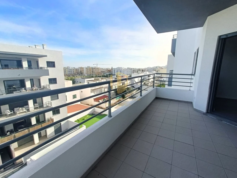 Apartamento T4 para Venda em Quelfes Foto 2