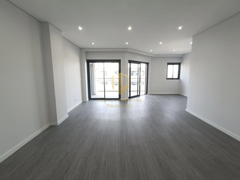 Apartamento T4 para Venda em Quelfes Foto 13