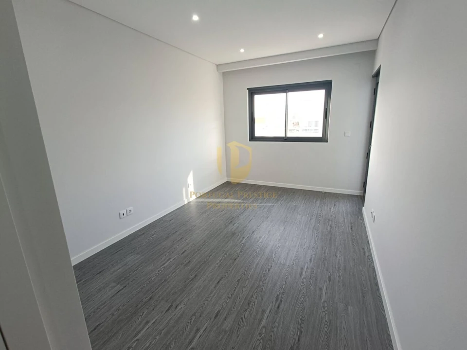 Apartamento T4 para Venda em Quelfes Foto 19