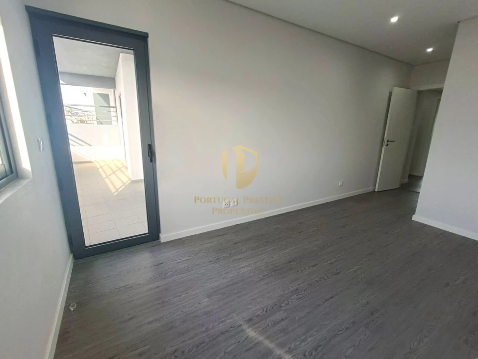 Apartamento T4 para Venda em Quelfes Foto 21