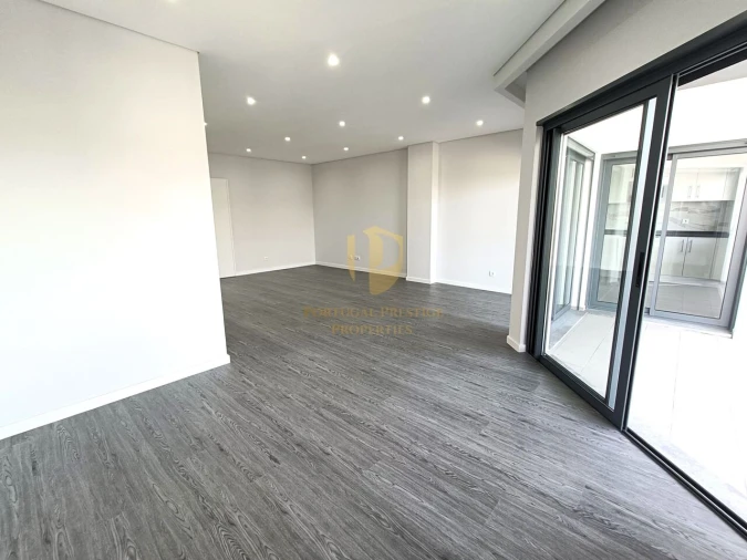 Apartamento T4 para Venda em Quelfes Foto 11