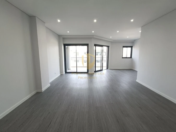 Apartamento T4 para Venda em Quelfes Foto 13