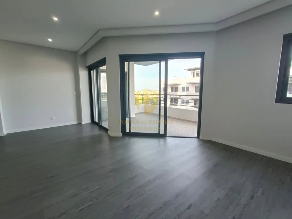 Apartamento T3 para Venda em Quelfes Foto 8