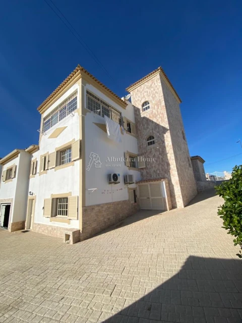 Moradia T14 para Venda em Albufeira e Olhos de Água