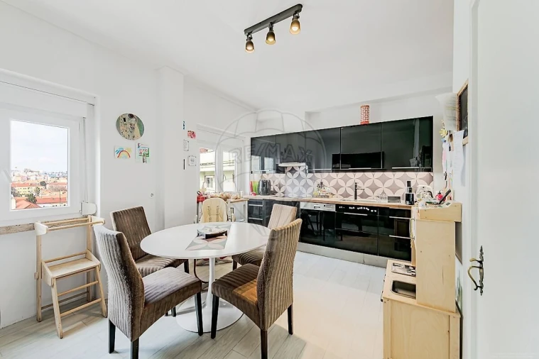 Apartamento T6 para Venda em Alvalade Foto 14
