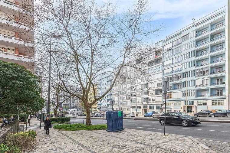 Apartamento T6 para Venda em Alvalade Foto 6
