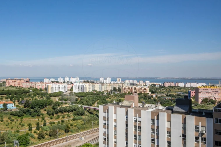 Apartamento T2 para Venda em Areeiro Foto 14