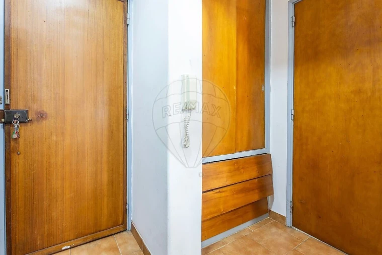 Apartamento T0 para Venda em Venteira Foto 5