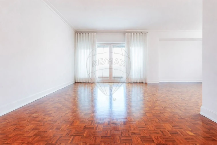Apartamento T4 para Venda em Alvalade Foto 6