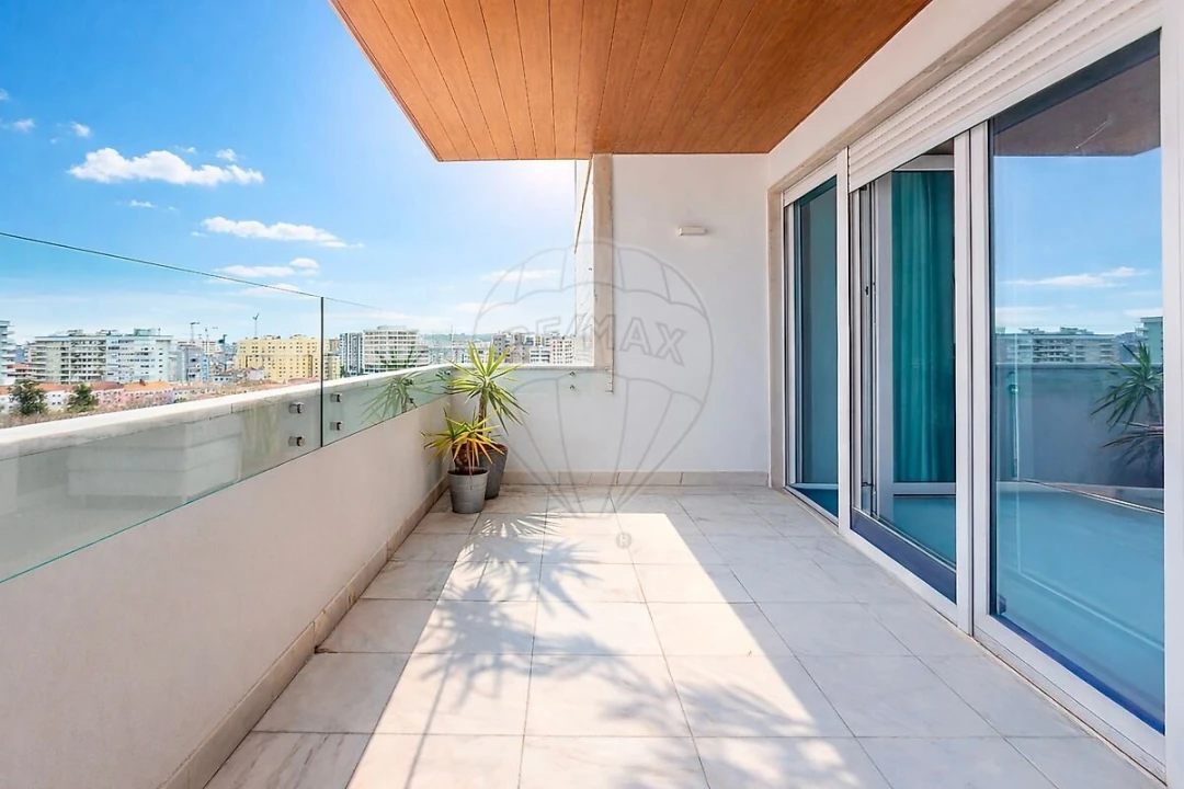 Apartamento T4 para Venda em Alvalade Foto 2