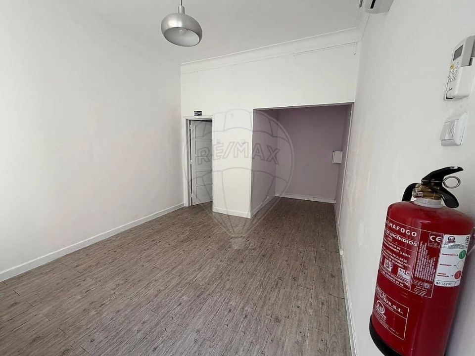 Loja para Arrendamento em Campolide Foto 3