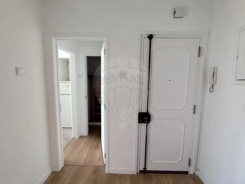 Apartamento T2 para Venda em São Domingos de Benfica Foto 2