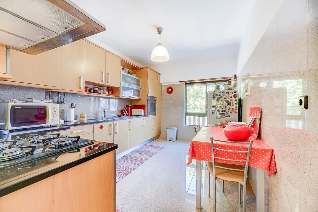 Apartamento T2 para Venda em Alfragide Foto 10