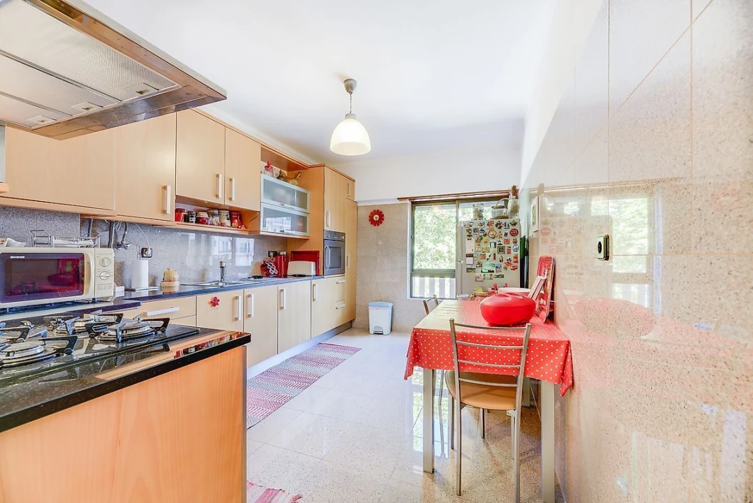 Apartamento T2 para Venda em Alfragide Foto 5