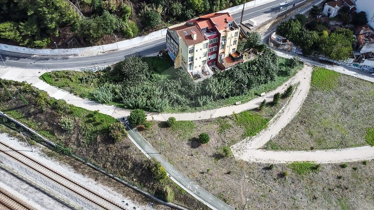 Terreno para Venda em Campolide Foto 1